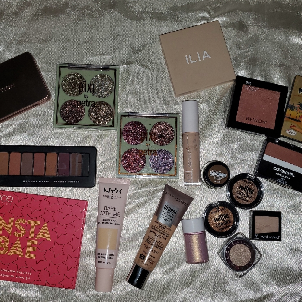 Makeup - Picture 2 of 3